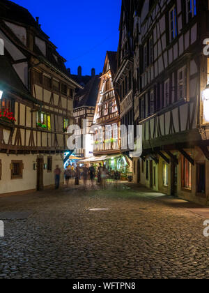 Straßburg, Frankreich - 26. Juli 2018: Abend Blick entlang der Ill in der Petite France Gegend von Straßburg im Elsass. Die Wohnungen ar Stockfoto