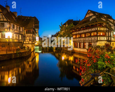 Straßburg, Frankreich - 26. Juli 2018: Abend Blick entlang der Ill in der Petite France Gegend von Straßburg im Elsass. Die Wohnungen ar Stockfoto