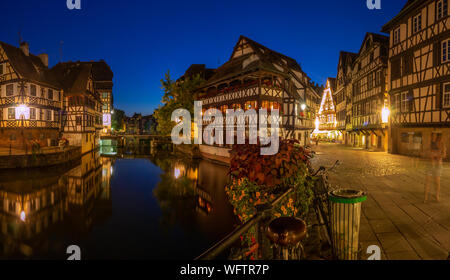 Straßburg, Frankreich - 26. Juli 2018: Abend Blick entlang der Ill in der Petite France Gegend von Straßburg im Elsass. Die Wohnungen ar Stockfoto