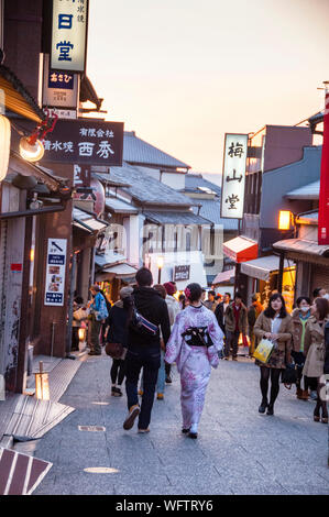Japanisches Paar und der Bezirk Higashiyama in Kyoto Japan. Stockfoto