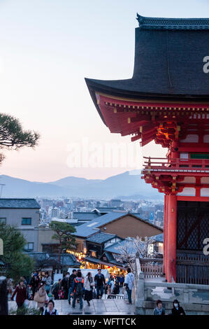 Kiyomizdera Tempelkomplex in Kyoto, Japan, Erleuchtung Zeremonie. Stockfoto