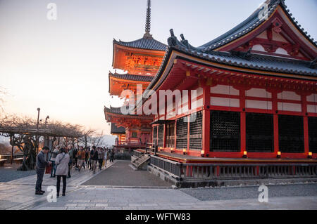 Kiyomizudera Tempel besondere Abendbeleuchtung in Kyoto, Japan. Stockfoto