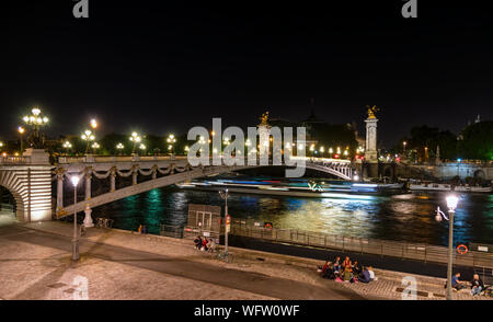 Alexandre III Brücke in Paris bei Nacht Stockfoto
