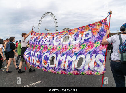 31.Aug 2019 - London, UK. Eine Anti-Brexit Demonstranten brachten die Westminster Bridge zum Stillstand. Stockfoto