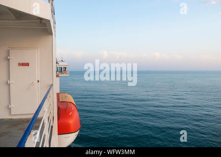 Durres, Albanien - Juni 2019: Merchant Ship Segeln in der Adria von Durres Hafen von Ancona Hafen Italien. Stockfoto