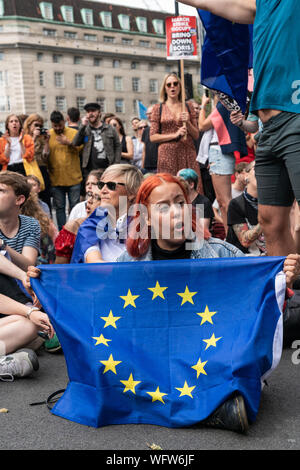 31.Aug 2019 - London, UK. Eine Anti-Brexit Demonstrant hält Fahne der Europäischen Union Während die Straße blockieren. Stockfoto