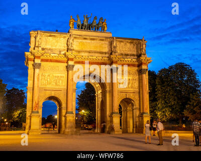 Paris, Frankreich, 28. Juli 2018: Die berühmten Arc de Triomphe du Carrousel in Paris Frankreich in der Nacht. Der Bogen wurde gebaut, um Napoleons Siege zu feiern. Stockfoto