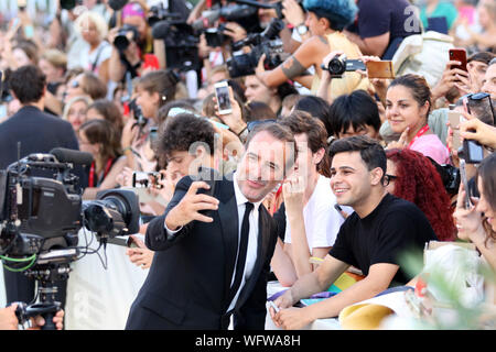 Italien, Lido di Venezia, 30. August 2019: französischen Schauspieler Jean Dujardin Spaziergänge auf dem roten Teppich vor der "J'accuse" (ein Offizier und ein Spion) Film von Roman Pol Stockfoto