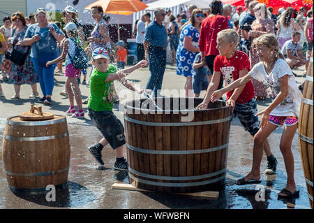 Region Bondari, Tambow, Russland. 31 Aug, 2019. Kinder Spritzwasser auf der Messe im Dorf Bondari Tambow region Credit: Demian Stringer/ZUMA Draht/Alamy leben Nachrichten Stockfoto