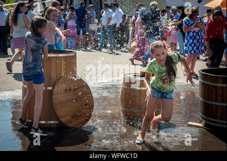 Region Bondari, Tambow, Russland. 31 Aug, 2019. Kinder Spritzwasser auf der Messe im Dorf Bondari Tambow region Credit: Demian Stringer/ZUMA Draht/Alamy leben Nachrichten Stockfoto