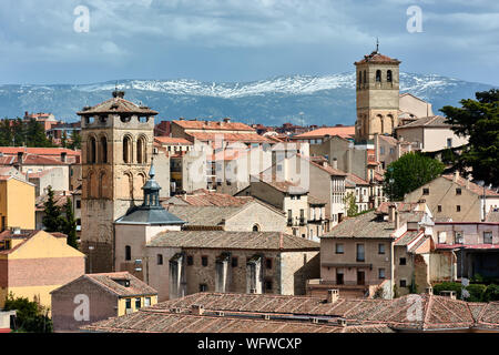 SEGOVIA, Spanien - 25 April 2018: Die Türme von Santos Justo und Pastor der Kirche und die Kirche El Salvador, von links nach rechts. Stockfoto