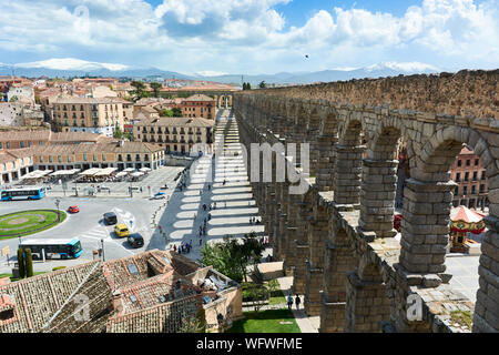 SEGOVIA, Spanien - 25 April 2018: Blick auf das römische Aquädukt und Stadtbild in Segovia. Stockfoto