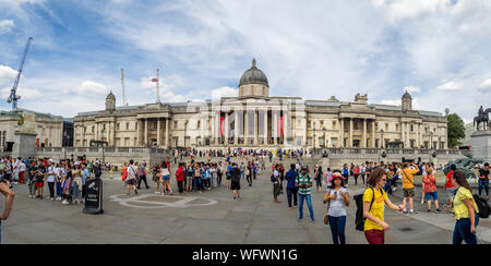 London, England - August 4, 2018: Panorama der Außenfassade der Nationalgalerie an einem warmen Sommertag. Die National Gallery ist eine der Bes Stockfoto