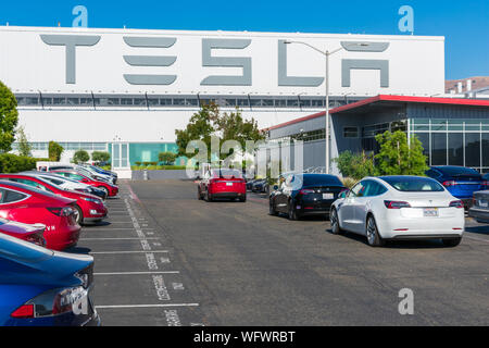 Tesla Logo auf der Außenwand der Tesla-werk, Automobilherstellung in Silicon Valley Stockfoto