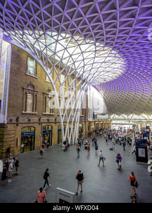 London, England - August 4, 2018: Innenraum des Kings Cross Bahnhof in London. Kings Cross ist eine der berühmtesten Londoner Bahnhöfe in Teil Bec Stockfoto