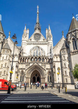 London, England - August 6, 2018: Historische Gebäude und Eingang der Royal Courts of Justice in London, England. Stockfoto