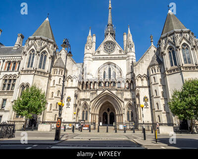 London, England - August 6, 2018: Historische Gebäude und Eingang der Royal Courts of Justice in London, England. Stockfoto