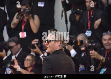 Venedig, Italien. 31 Aug, 2019. Joaquin Phoenix geht den roten Teppich für die Weltpremiere von Joker während des 76. Filmfestival von Venedig Palazzo del Cinema am 31. August 2019 in Venedig, Italien. Credit: Erwachen/Alamy leben Nachrichten Stockfoto