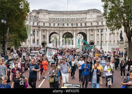 31.Aug 2019 - London, UK. Eine Anti-Brexit Demonstranten mit Plakaten und Bannern bis zum Buckingham Palace marschieren. Stockfoto