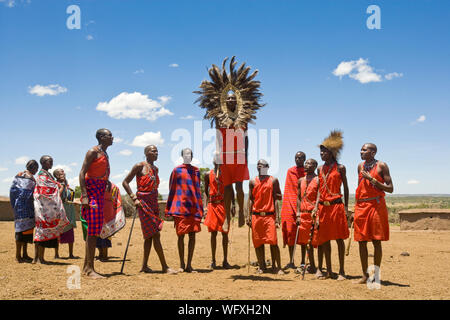 Gruppe von Massai Männer ihre springen Tanzen, Feiern der Ritus der Passage junge Männer in die nächste Phase ihres Lebens, Kenia willkommen zu heißen, Osten Afric Stockfoto