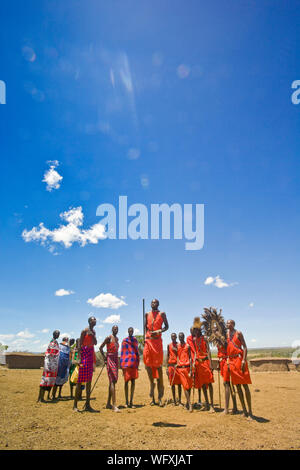 Gruppe von Massai Männer ihre springen Tanzen, Feiern der Ritus der Passage junge Männer in die nächste Phase ihres Lebens, Kenia willkommen zu heißen, Osten Afric Stockfoto