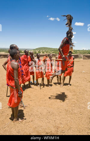 Gruppe von Massai Männer ihre springen Tanzen, Feiern der Ritus der Passage junge Männer in die nächste Phase ihres Lebens, Kenia willkommen zu heißen, Osten Afric Stockfoto