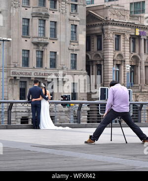 Engagierte Fotografen Fotos jungvermählte Paar in Shanghai Bund Stockfoto