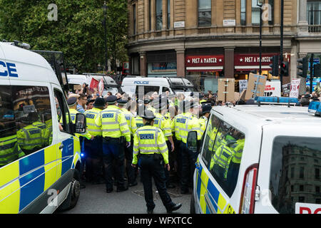 31.Aug 2019 - London, UK. Eine große Anzahl von Polizisten versuchen Anti-Brexit Demonstranten vor Trafalgar Square zu stoppen. Stockfoto