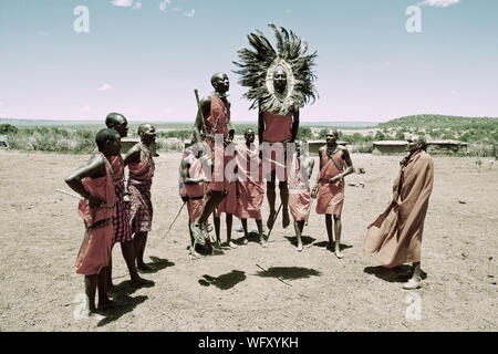 Gruppe von Massai Männer ihre springen Tanzen, Feiern der Ritus der Passage junge Männer in die nächste Phase ihres Lebens, Kenia willkommen zu heißen, Osten Afric Stockfoto