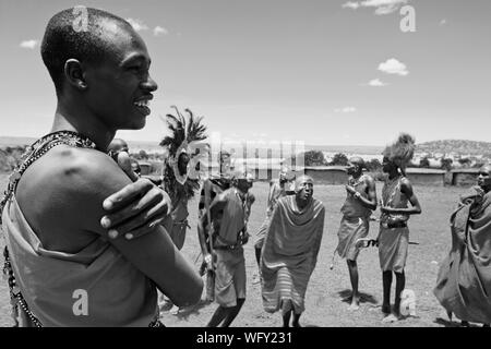 Gruppe von Massai Männer ihre springen Tanzen, Feiern der Ritus der Passage junge Männer in die nächste Phase ihres Lebens, Kenia willkommen zu heißen, Osten Afric Stockfoto