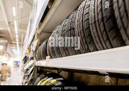 Rack mit Vielzahl von PKW-Reifen im Auto Store Stockfoto