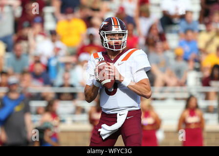 August 31, 2019, Chestnut Hill, MA, USA; Virginia Tech Hokies Quarterback Ryan Willis (5) sieht während der NCAA Football Spiel zwischen Virginia Tech Hokies und Boston College Eagles unter Alumni Stadium zu übergeben. Anthony Nesmith/CSM Stockfoto