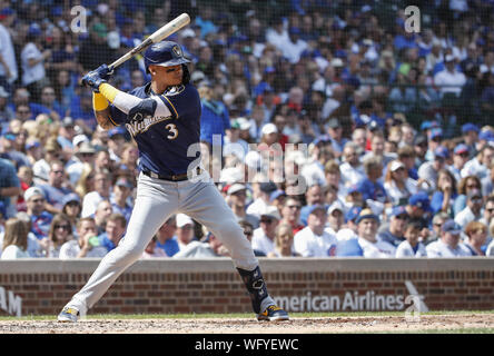 Chicago, USA. 31 Aug, 2019. Milwaukee Brewers shortstop Orlando Arcia Hiebe gegen die Chicago Cubs im vierten Inning am Wrigley Feld am Samstag, 31. August 2019 in Chicago. Quelle: UPI/Alamy leben Nachrichten Stockfoto