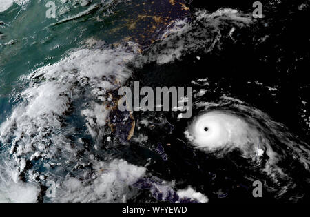 USA. 31 Aug, 2019. Hurricane Dorian ist durch die NOAA-Satelliten erfasst geht um 7:00 Uhr EST am 31. August 2019, 355 Meilen östlich von West Palm Beach, Florida. Maximale unterstützte Winde in der Nähe von 150 mph (240 km/h) Mit höher. Böen. Dorian ist ein Hurrikan der Kategorie 4 auf der Saffir-Simpson-Skala Wind. Quelle: UPI/Alamy leben Nachrichten Stockfoto