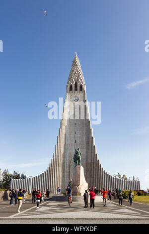 Reykjavik, Island - August 08, 2019: Der Hallgrímskirkja Kirche in Reykjavík mit Touristen Fotos rund um Island. Stockfoto