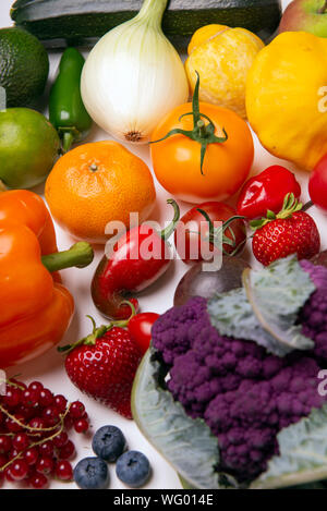 Sortiert von frischem Obst und Gemüse in einem Regenbogen Farbe Muster über whiate Hintergrund angeordnet Stockfoto