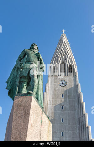 Reykjavik, Island - August 08, 2019: Der Kirche Hallgrimskirkja und die Statue von Viking explorer Leif Erikson, Reykjavik, Island. Stockfoto