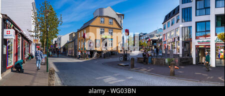 Reykjavik, Island - August 08, 2019: Panoramablick auf die Bankastraeti Street im Zentrum von Reykjavik. Stockfoto