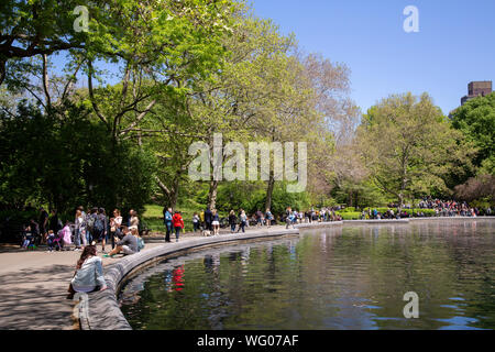 Menschen entspannen und Bummeln entlang der Wintergarten Teich im Central Park, New York City. Stockfoto