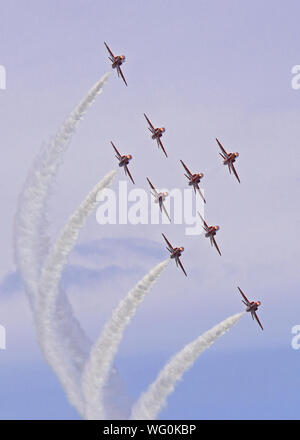 Die roten Pfeile begeistern die Zuschauer mit einem Ihrer öffnung enger Formation manoevres - Die Typhoon. Eastbourne International Airshow, 2018. Stockfoto