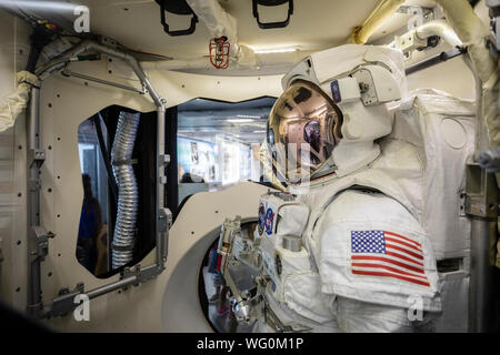 Space Shuttle astronaut im EWU-Raum am NASA Johnson Space Center, Houston, Texas Stockfoto