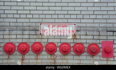 Tests der Sprinklerpumpe Verbindung zu einem kommerziellen Sprinkleranlage (New York City, USA) Stockfoto