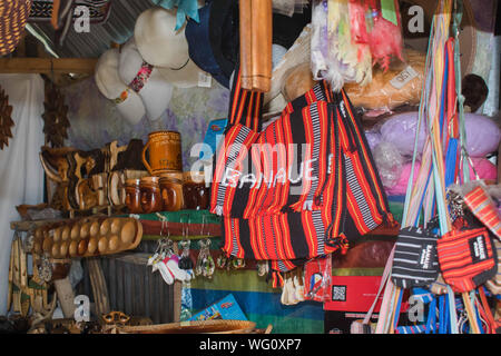 AUGUST 25, 2019 - BANAUE IFUGAO PHILIPPINEN: gewebte Taschen und Geldbeutel und Schnitzereien an einem Souvenirshop in Banue Ifugao für touristische angezeigt, Stockfoto