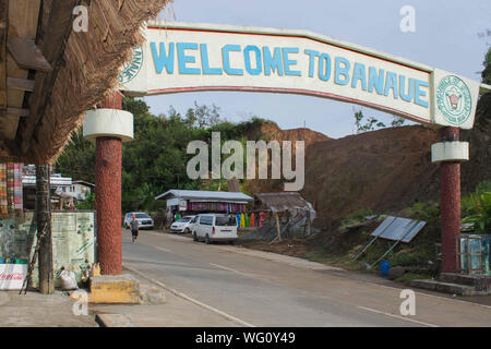 AUGUST 25, 2019 - BANAUE IFUGAO PHILIPPINEN: Willkommen in Banaue gedruckt auf ein konkretes Arch wie gesehen bei der Eingabe von Banaue. Stockfoto