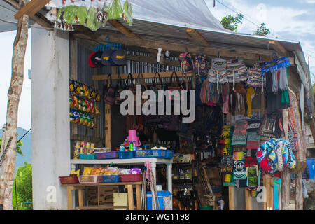 AUGUST 25, 2019 - BANAUE IFUGAO PHILIPPINEN: Souvenirläden entlang der Straßen von Banaue Ifugao, wo der berühmte Banaue Rice Terraces befindet. Stockfoto