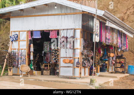 AUGUST 25, 2019 - BANAUE IFUGAO PHILIPPINEN: Souvenirshop aus g.i. Blatt entlang der Straßen von Banaue Ifugao. Anbieter vor Ort Verkauf von Mad Stockfoto