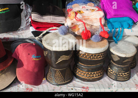 AUGUST 25, 2019 - BANAUE IFUGAO PHILIPPINEN: gestrickten Stulpen und Schals und Holz- Trommeln für den Verkauf angezeigt Stockfoto