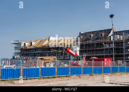 Die moderne nachhaltige Gehäuse im Hafengebiet von Houthaven Nachbarschaft mit Construction Tools im Vordergrund und Wohnungen im Gerüstbau in der Rückseite Stockfoto