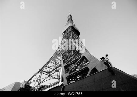 Schwarz-weiß Foto von Tokyo Tower suchen, um sich von unten Stockfoto