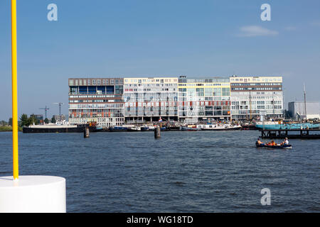 Gebäude aus der Houthaven Nachbarschaft gesehen auf der anderen Seite des IJ Fluss Stockfoto